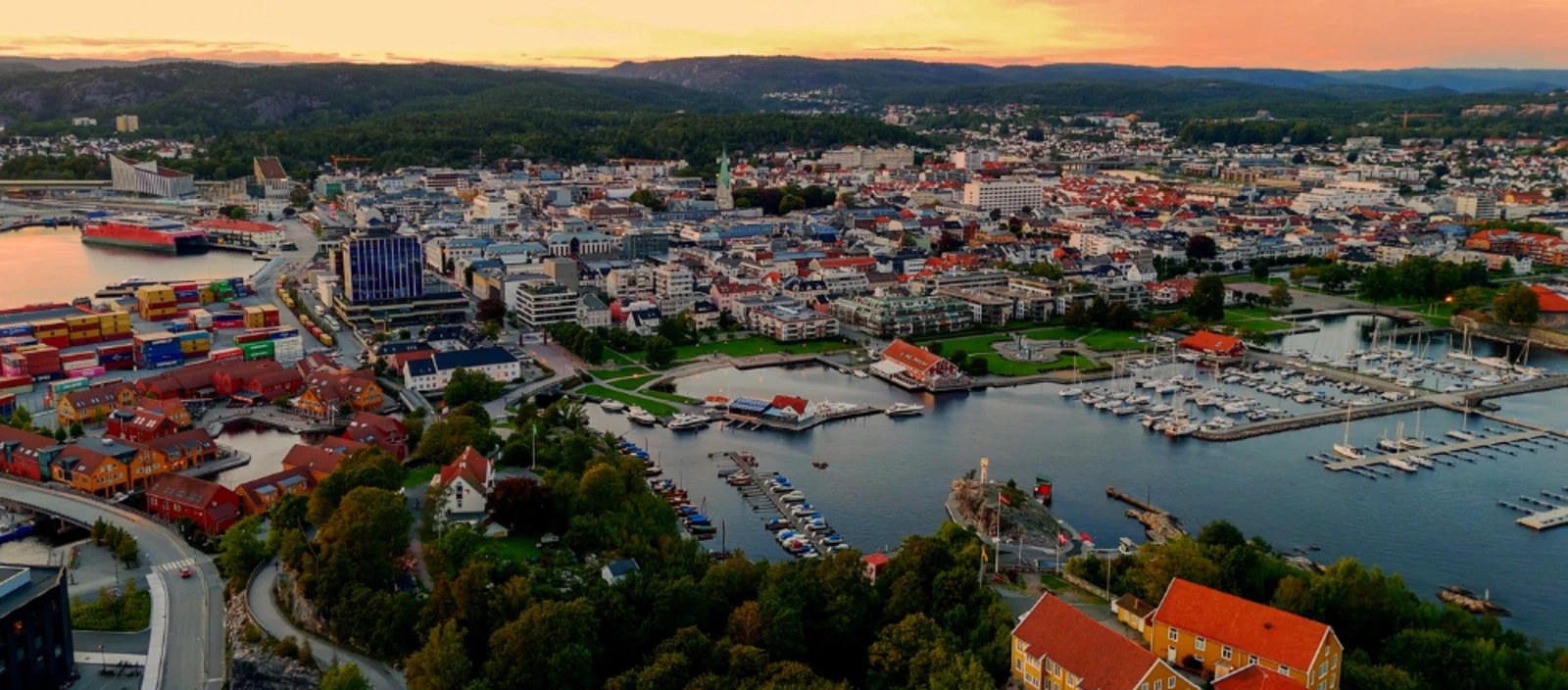 Kristiansand sentrum og havn i kveldssol